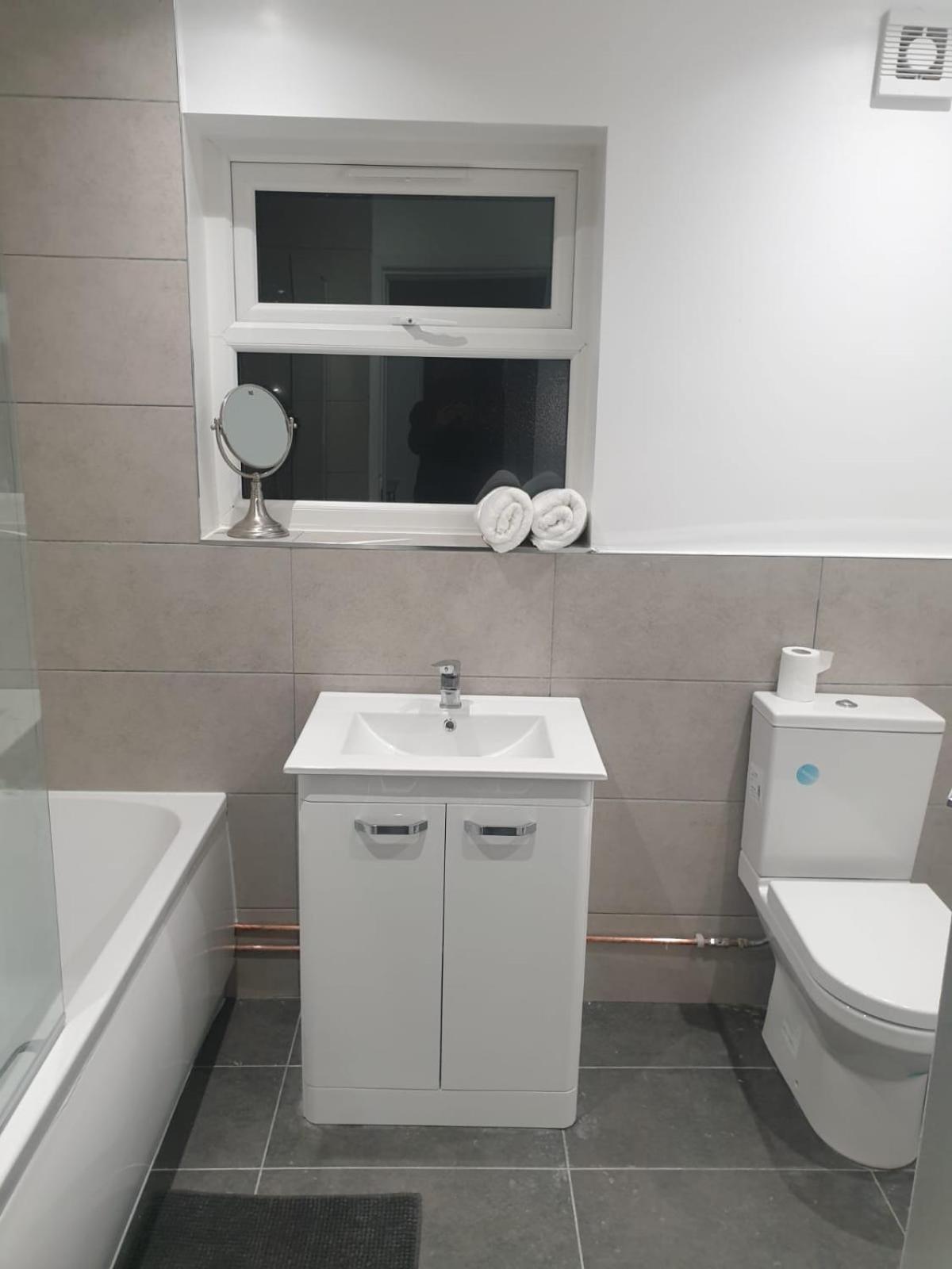 Sweet Dreams 2 Hotel Luton  Ngoại thất bức ảnh